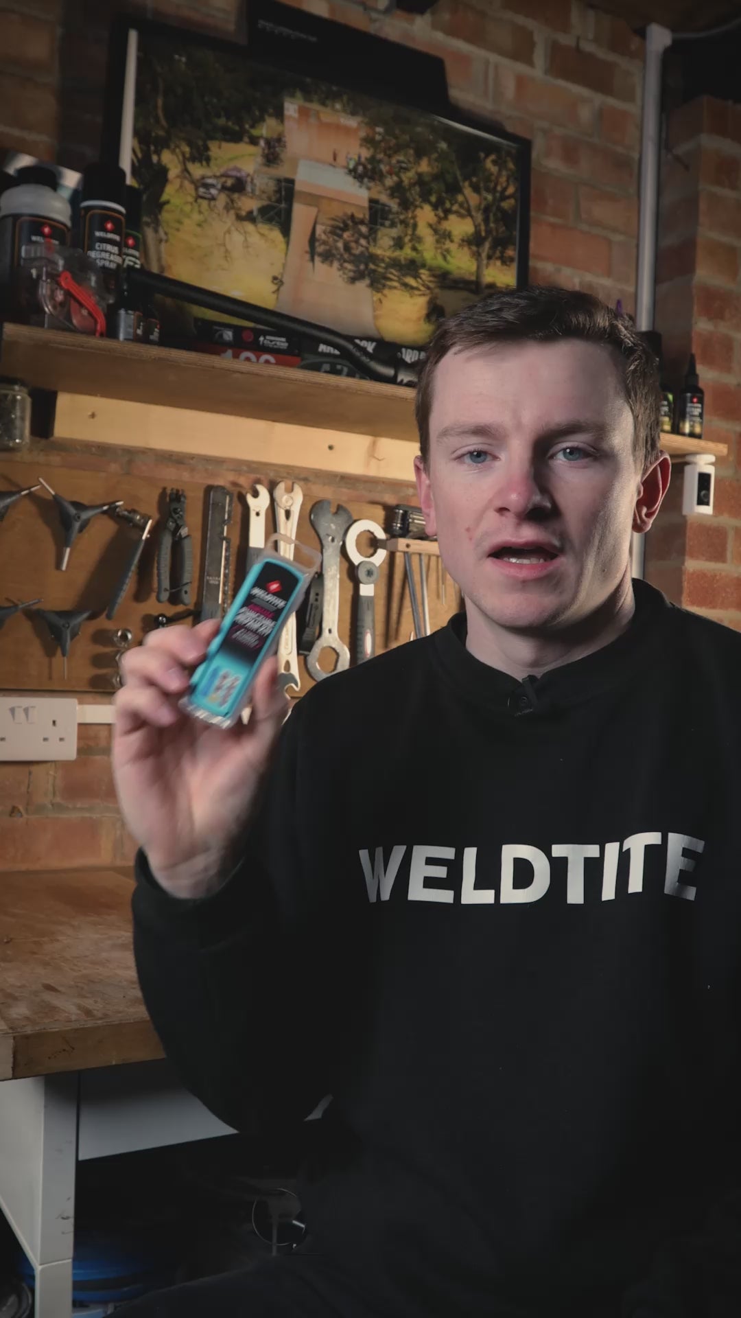 Load video: Airtite Puncture Repair Kit with Tyre Levers