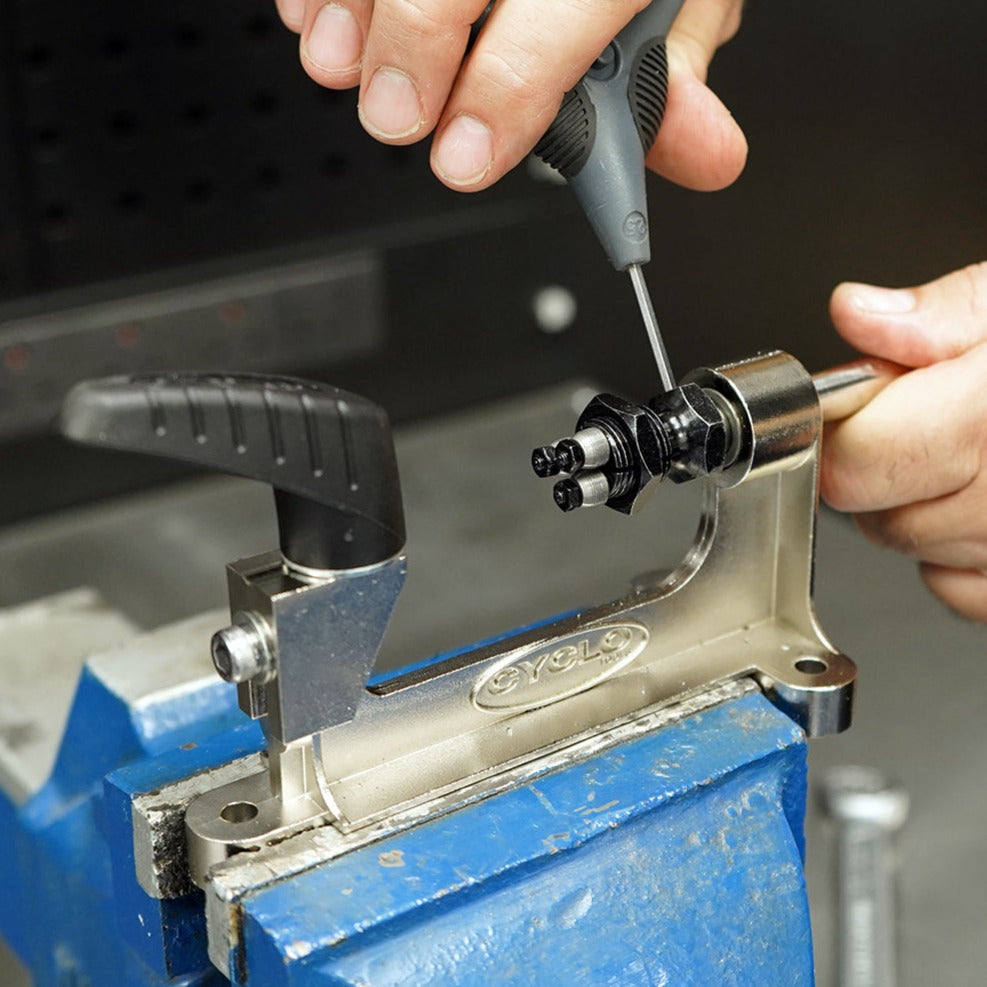Spoke Thread Rolling Machine